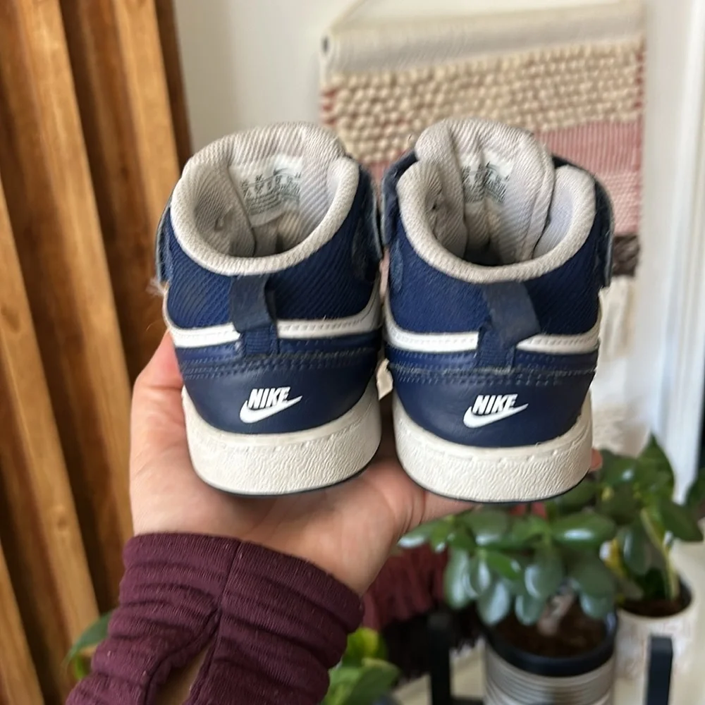 Nike Boy Court Borough Mid 2 Sneakers. 7.5C
